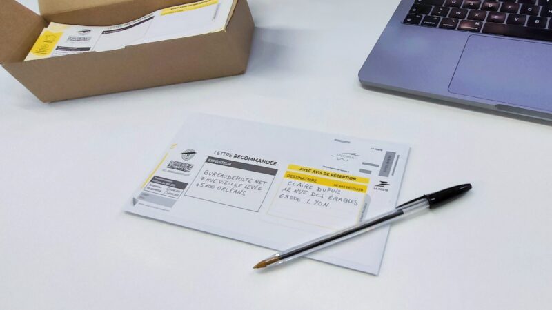 Lettre recommandée LRSD avec avis de réception collée sur une enveloppe – Bureaudeposte.net